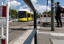 Im Bereich der Brücke an der Wuhlheide sind Straßenbahnen inzwischen wieder im Einsatz. (Archivbild)