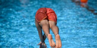 Bei der großen Hitze am Sonntag war Abkühlung gefragt. So wie hier im Sommerbad Neukölln. 