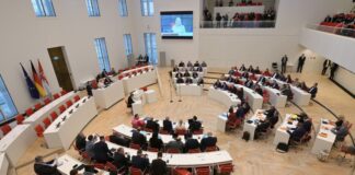 Der Brandenburger Landtag debattiert unter anderem über den Haushalt. (Archivbild)