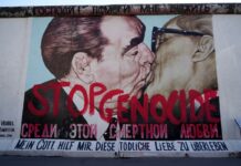 Das Mauerbild «Bruderkuss» gehört zu den bekanntesten Motiven an der   East-Side-Gallery in Berlin-Friedrichshain. 