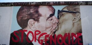 Das Mauerbild «Bruderkuss» gehört zu den bekanntesten Motiven an der   East-Side-Gallery in Berlin-Friedrichshain. 