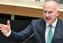 Berlins Regierender Bürgermeister Kai Wegner (CDU) will weiter Autos in der Stadt. 