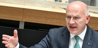 Berlins Regierender Bürgermeister Kai Wegner (CDU) will weiter Autos in der Stadt. 