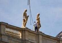 Die Aufstellung der Figuren ist der letzte Bauschritt. 