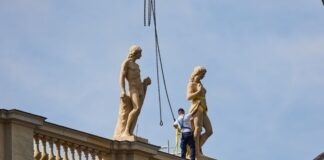 Die Aufstellung der Figuren ist der letzte Bauschritt. 