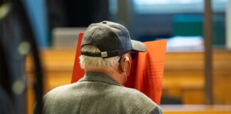 Der angeklagte 84-Jährige soll statt der erlaubten 30 Kilometer pro Stunde auf 70 bis 90 Kilometer pro Stunde beschleunigt haben.