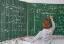 Lehrkräfte werden in Berlin händeringend gesucht. (Archivbild)