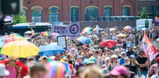 Hunderte nehmen in Eberswalde am zweiten Christopher Street Day teil. 