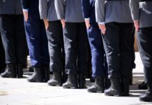 Berlins Regierender Bürgermeister Kai Wegner will am ersten Nationalen Veteranentag Soldatinnen und Soldaten in Spandau ehren. (Symbolbild)