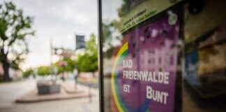 Vermummte griffen in Bad Freienwalde ein Fest gegen Hass und Hetze an. 