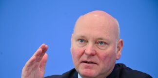 Der Wirtschaftswissenschaftler Achim Truger hat sich wie zwei weitere Forscher zu den geplanten Regeln zur Aufnahme von Schulden in Krisenzeiten für den Brandenburger Landeshaushalt geäußert (Archivbild).