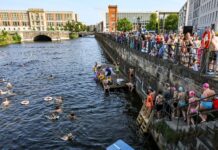Rund 300 Menschen haben bei einer Schwimmdemo auf der Museumsinsel mitgemacht.