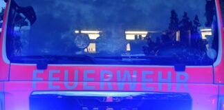 Die Feuerwehr musste am Morgen in einem Industriegebäude mit Künstlerateliers in Lichtenberg löschen. (Symbolbild)