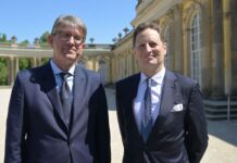 Kulturstaatsminister Wolfram Weimer (l) und Georg Friedrich Prinz von Preußen betonten Mitte Mai, wie wichtig die Einigung im Hohenzollern-Streit sei. (Archivbild)