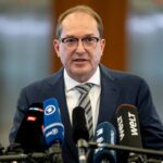 Wenige Stunden nach der Veröffentlichung der Entscheidung des Berliner Verwaltungsgerichts tritt Bundesinnenminister Alexander Dobrindt (CSU) in Berlin vor die Presse.