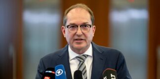 Wenige Stunden nach der Veröffentlichung der Entscheidung des Berliner Verwaltungsgerichts tritt Bundesinnenminister Alexander Dobrindt (CSU) in Berlin vor die Presse.