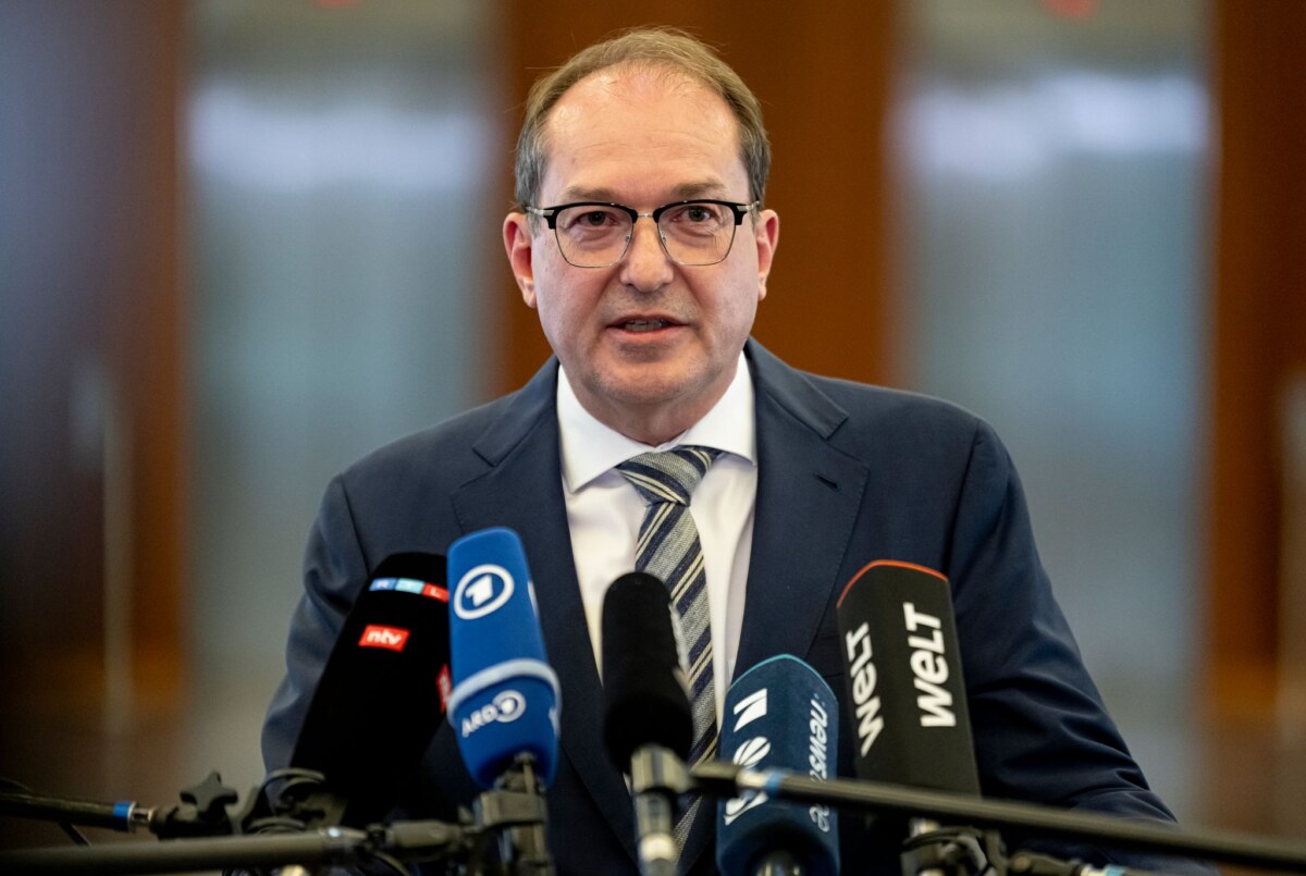 Pressestatement Bundesinnenminister Dobrindt Wenige Stunden nach der Veröffentlichung der Entscheidung des Berliner Verwaltungsgerichts tritt Bundesinnenminister Alexander Dobrindt (CSU) in Berlin vor die Presse.