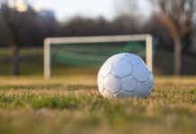 Ein Jugend-Trainer soll jugendliche Fußballer unter der Dusche heimlich gefilmt haben.