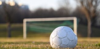 Ein Jugend-Trainer soll jugendliche Fußballer unter der Dusche heimlich gefilmt haben.