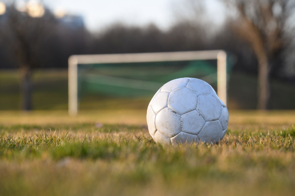 Fußballplatz Ein Jugend-Trainer soll jugendliche Fußballer unter der Dusche heimlich gefilmt haben.