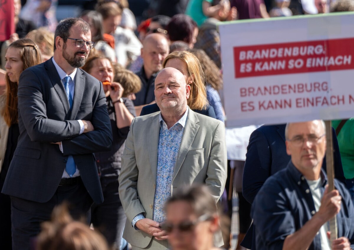 Demonstration der Gewerkschaft GEW in Potsdam Brandenburgs Bildungsminister Steffen Freiberg (SPD) muss mit wachsendem Protest wegen Kürzungen umgehen. (Archivbild)
