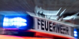 Einsatzkräfte der Feuerwehr sind seit den frühen Morgenstunden im Einsatz. (Symbolbild)