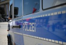 Polizisten haben einen jungen Mann überwältigt, der einen Mann mit Davidstern bedrohte. (Symbolbild)