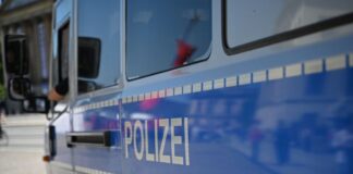 Polizisten haben einen jungen Mann überwältigt, der einen Mann mit Davidstern bedrohte. (Symbolbild)