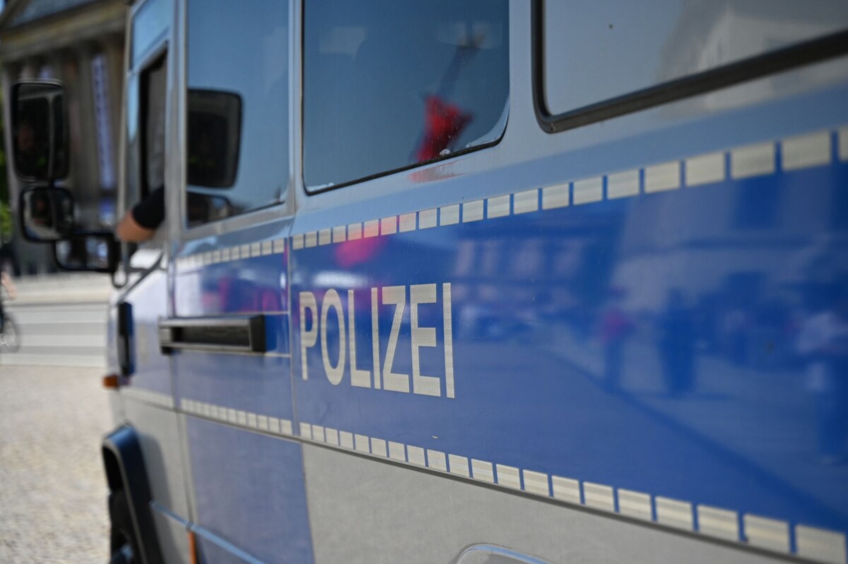 Symbolbild Polizei Polizisten haben einen jungen Mann überwältigt, der einen Mann mit Davidstern bedrohte. (Symbolbild)