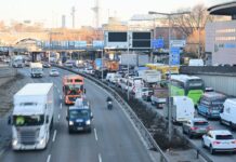 Auf den Autobahnen rund um Berlin dürfte es über Pfingsten voll werden. (Archivbild)