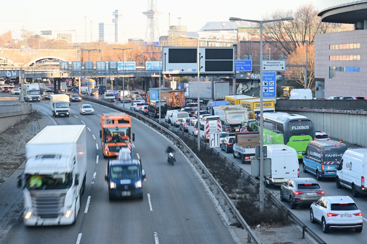 Stau in Berlin Auf den Autobahnen rund um Berlin dürfte es über Pfingsten voll werden. (Archivbild)