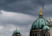 Zum Pfingstwochenende müssen sich die Menschen in der Hauptstadtregion auf Schauer und Gewitter einstellen. (Archivbild)