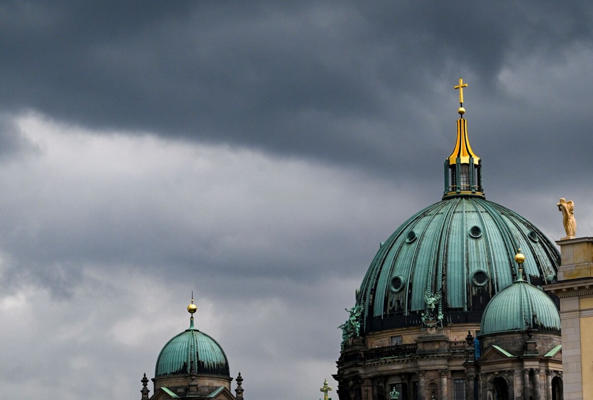 Dunkle Wolken in Berlin Zum Pfingstwochenende müssen sich die Menschen in der Hauptstadtregion auf Schauer und Gewitter einstellen. (Archivbild)