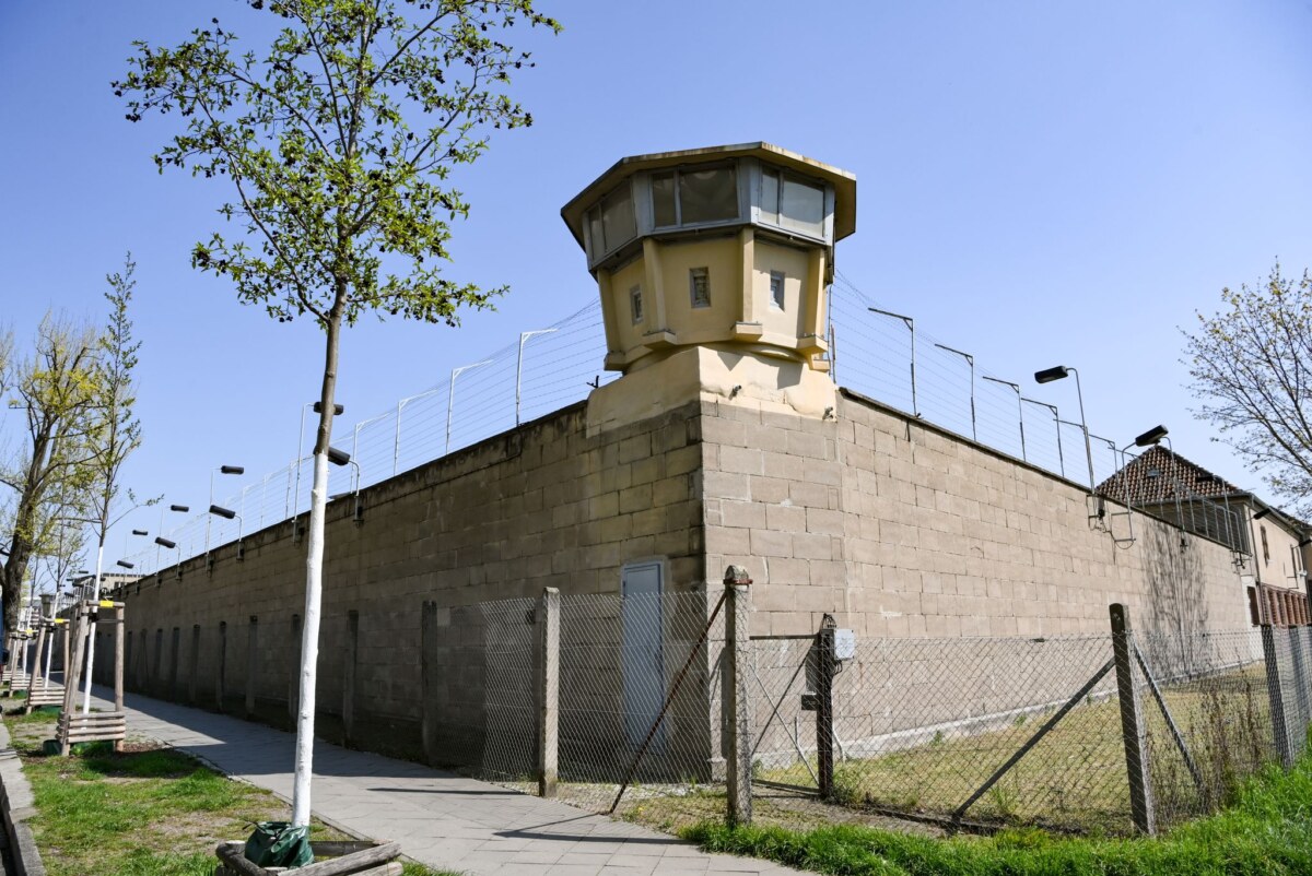 Gedenkstätte Berlin-Hohenschönhausen Auf das Gelände der Gedenkstätte Hohenschönhausen fuhr ein Mann in NVA-Uniform. (Archivbild)