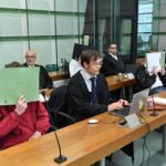 Beim Prozessauftakt gegen die vier mutmaßlichen Neonazis verbargen die Männer ihre Gesichter hinter Aktendeckeln. (Archivbild) 