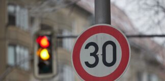 An vielen Hauptstraßen in Berlin soll Temop 30 künftig aufgehoben werden. (Archivbild) 