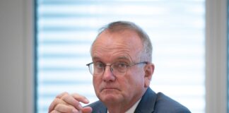 Brandenburgs Verkehrsminister Detlef Tabbert (BSW) verteidigt die geplante Streichung einzelner Fahrten auf acht Bahnlinien. (Archivbild)