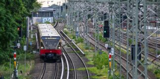 Am Morgen waren die S-Bahn-Strecken zwar freigegeben, es kam aber weiter zu Einschränkungen. 