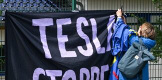 Kritiker des US-Elektroautoherstellers Tesla haben gegen die Autofabrik in Grünheide protestiert. 