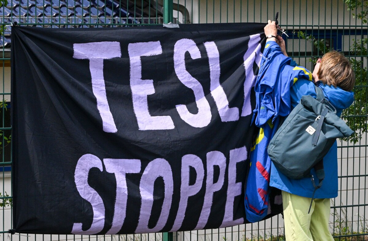 Protest gegen Tesla Kritiker des US-Elektroautoherstellers Tesla haben gegen die Autofabrik in Grünheide protestiert.