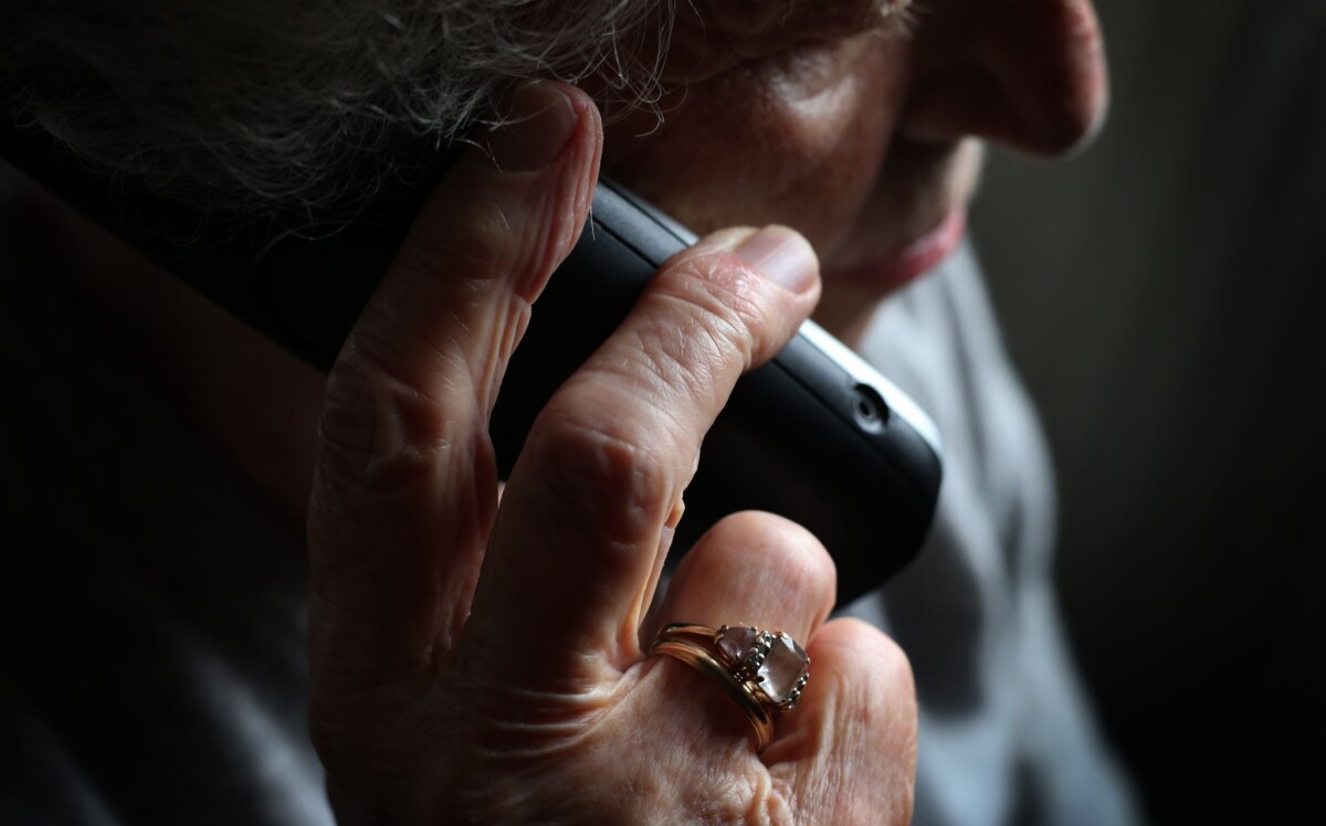 Ältere Frau telefoniert Im Kampf gegen sogenannte Schockanrufe organisierter Betrügerbanden vernetzt sich die Polizei internationaler. (Symbolbild)