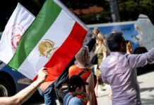 In Berlin demonstrieren Hunderte gegen die islamische Führung des Iran. 