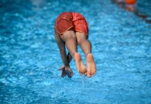 Ab ins Wasser - das wollten am Sonntag teils zu viele Menschen gleichzeitig in den Berliner Freibädern. (Archivbild)