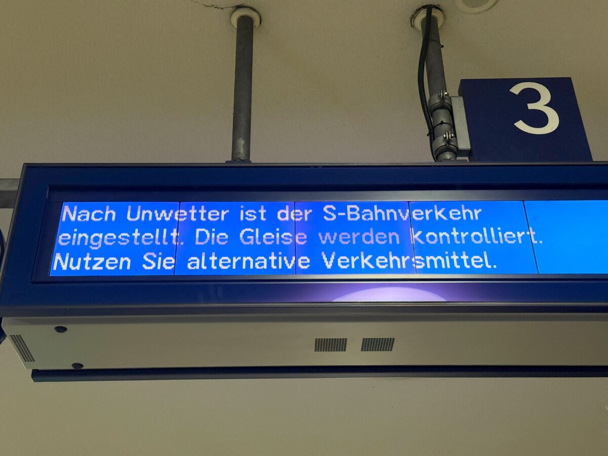 Gewitter in Berlin und Brandenburg Die Berliner S-Bahn hatte aufgrund des Unwetters am Donnerstagabend den Betrieb vollständig eingestellt.
