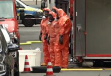 Feuerwehrleute in Schutzanzügen nach dem Austritt von Gas in einer Tiefgarage.