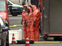 Feuerwehrleute in Schutzanzügen nach dem Austritt von Gas in einer Tiefgarage.