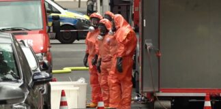 Feuerwehrleute in Schutzanzügen nach dem Austritt von Gas in einer Tiefgarage.