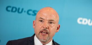 CSU-Landesgruppenchef Alexander Hoffmann erhebt schwere Vorwürfe gegen die Menschenrechtsorganisation Pro Asyl. (Archivbild)
