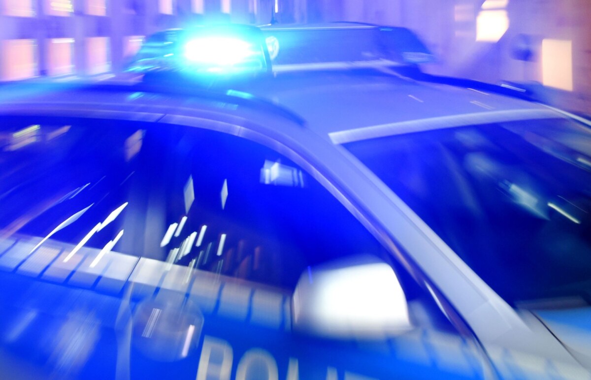 Blaulicht auf einem Polizeiauto Ein Polizeiwagen überschlug sich nach einem Unfall mit einem Auto in Berlin-Mitte. (Symbolbild)