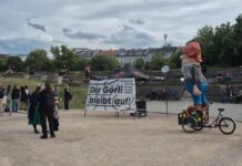 Rund 70 Menschen versammelten sich nach Polizei-Angaben.